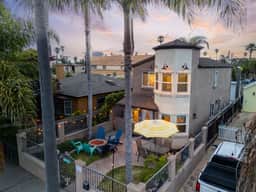 Modern Ocean Beach • Sleeps 10 • Fire Pit+Games+Parking - Image 2