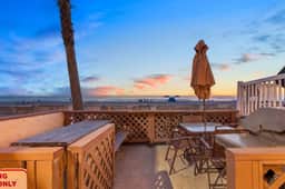 Steps to the Sand, Ocean-View Patio, Parking Included โ Mission Beach Condo - Image 2