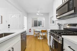 Steps to the Sand, Ocean-View Patio, Parking Included โ Mission Beach Condo - Image 4