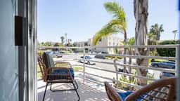 Sunny Pacific Beach Retreat Near the Ocean and Bay - Image 5