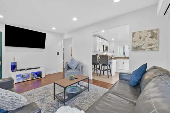 Steps to Ocean Beach & Newport Ave|Private Parking|Fire Pit|Games - Image 1