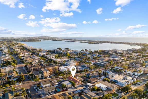 Sunny Pacific Beach Retreat Near the Ocean and Bay - Image 1