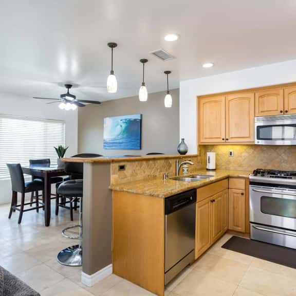 Perfect Beach Condo, Walk to Ocean, Garage Parking - Image 1