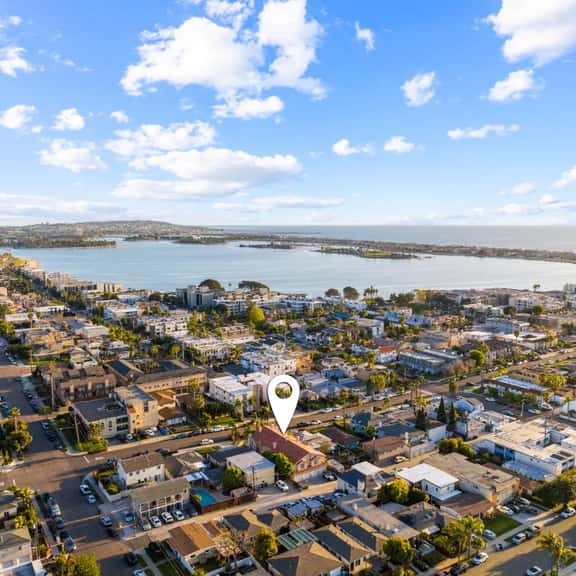 Sunny Pacific Beach Retreat Near the Ocean and Bay - Image 1