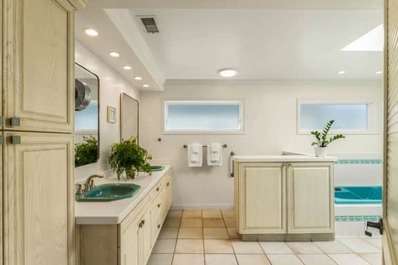 4BR/3BA Retreat w/ Stunning Views & Kayaks - Image 5