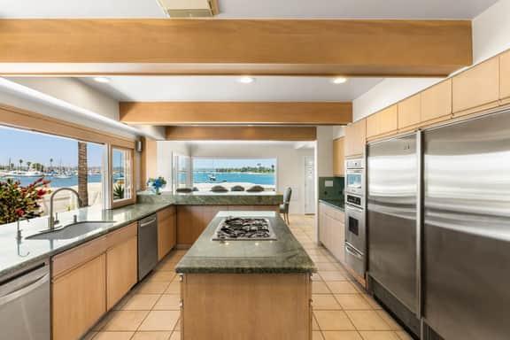 4BR/3BA Retreat w/ Stunning Views & Kayaks - Image 2