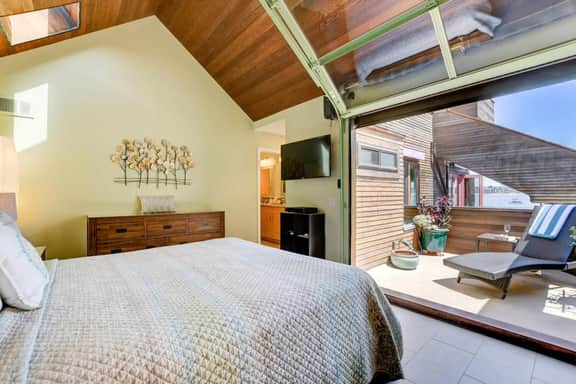Bay Front, Roll Up Glass Walls, Roof deck Jacuzzi!10 - Image 4