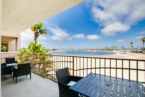 Bay View Condo with Private Balcony, Shared Hot Tub & Indoor Fireplace – Mission Beach - Image 2