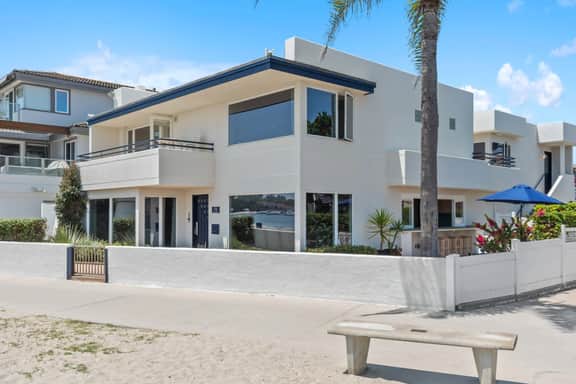 Bayfront Retreat with Stunning Views and Kayaks - Image 3