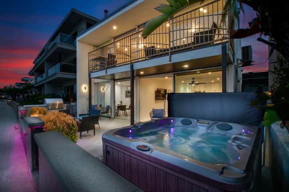 Boardwalk Stay Shared Hot Tub and Patio - Image 2