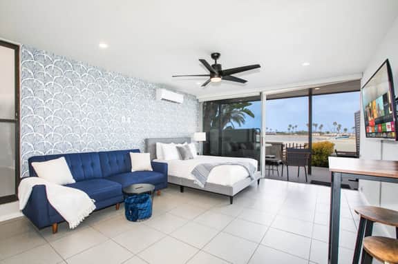 Boardwalk Stay Shared Hot Tub and Patio - Image 3