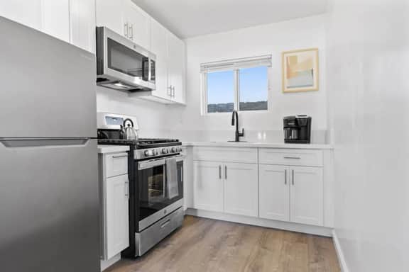 Coastal 2BR Escape with High-Speed WiFi - Image 5
