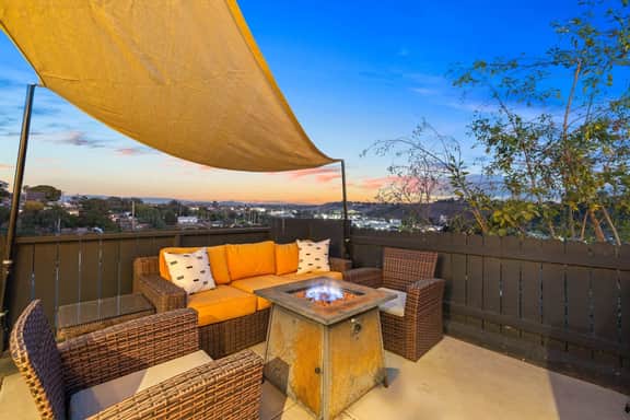 Dog-Friendly Oasis: Hot Tub, AC & Game Room - Image 2