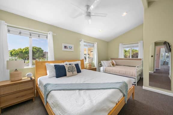 Modern Ocean Beach • Sleeps 10 • Fire Pit+Games+Parking - Image 3