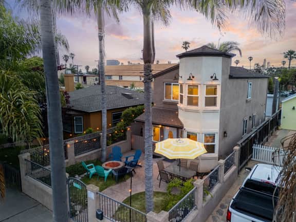 Modern Ocean Beach • Sleeps 10 • Fire Pit+Games+Parking - Image 2