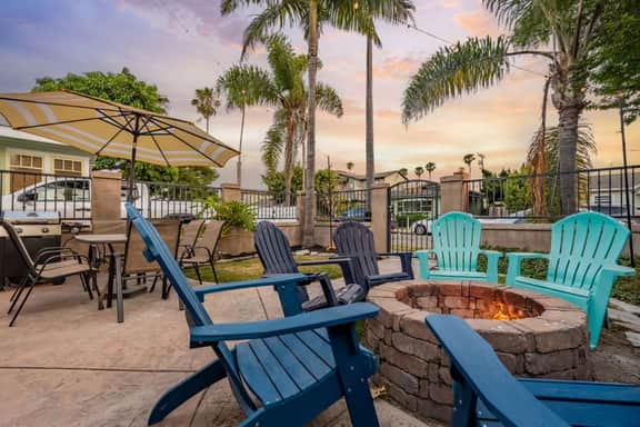 Modern Ocean Beach • Sleeps 10 • Fire Pit+Games+Parking - Image 4