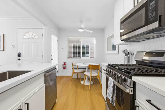 Steps to the Sand, Ocean-View Patio, Parking Included โ Mission Beach Condo - Image 4