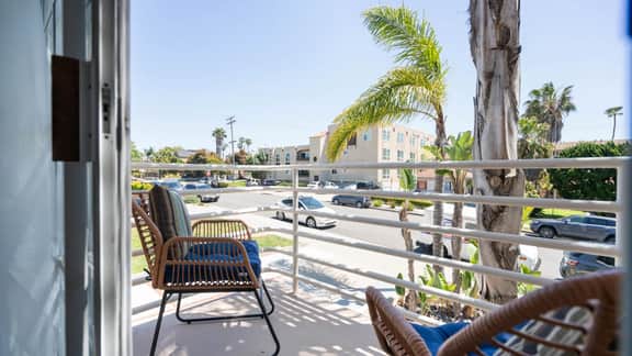 Sunny Pacific Beach Retreat Near the Ocean and Bay - Image 5