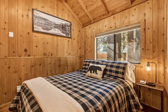 The Bear Den – 7 Min to Lake - Image 5
